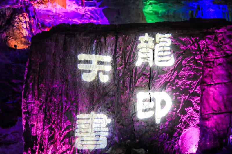 杨幂现身遭陌生人摸头，本能反应吐口而出，本人太生气